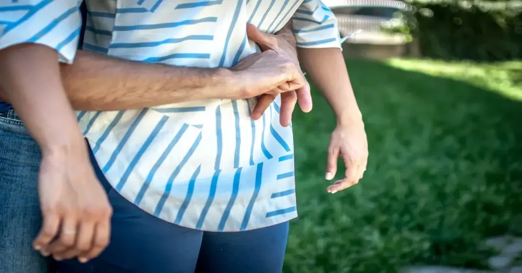 ¿Qué es la maniobra de Heimlich y cómo aplicarla en adultos dependientes?