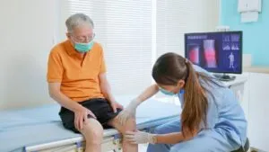 ¿Cómo aliviar el dolor de rodillas en ancianos? - blog durcal