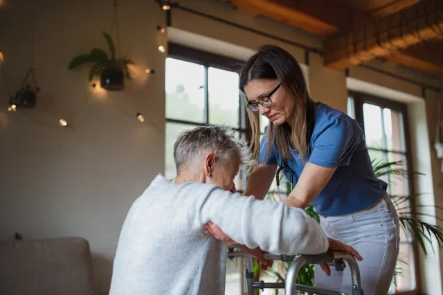 5 alternativas al cuidado residencial para mayores dependientes