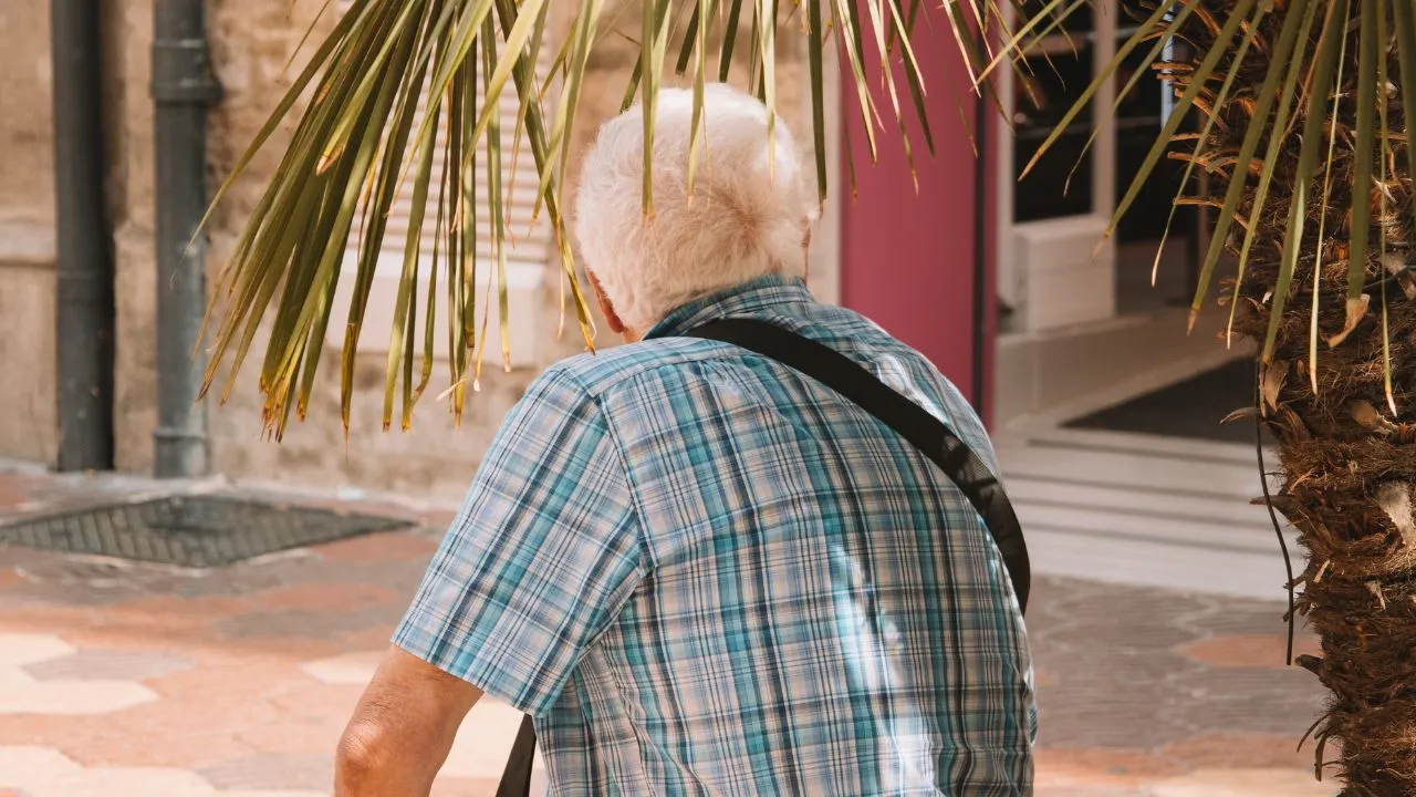 Cómo prevenir la deshidratación en personas mayores este verano - Durcal Blog