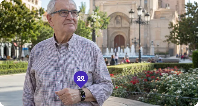 Persona mayor en Albacete usando el reloj Durcal