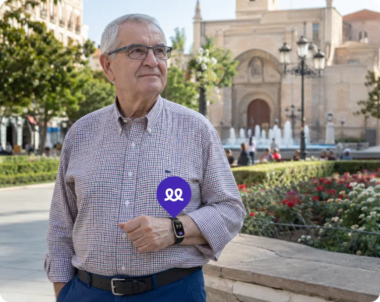 Persona mayor en Albacete usando el reloj Durcal