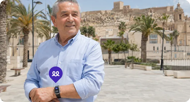 Persona mayor en Almería usando el reloj Durcal