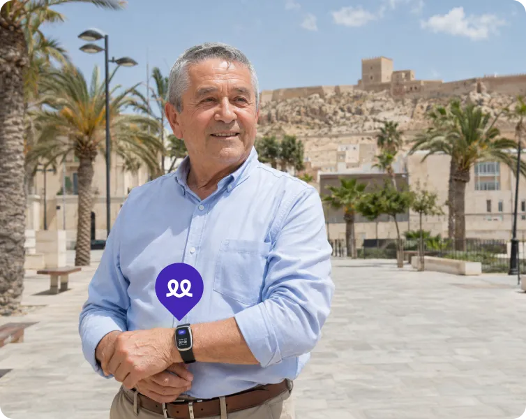 Persona mayor en Almería usando el reloj Durcal