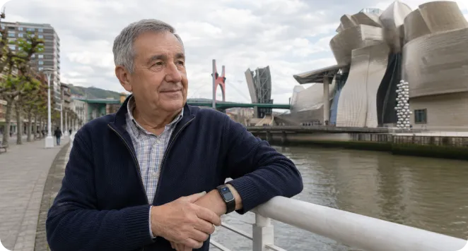 Persona mayor en Bilbao usando el reloj Durcal