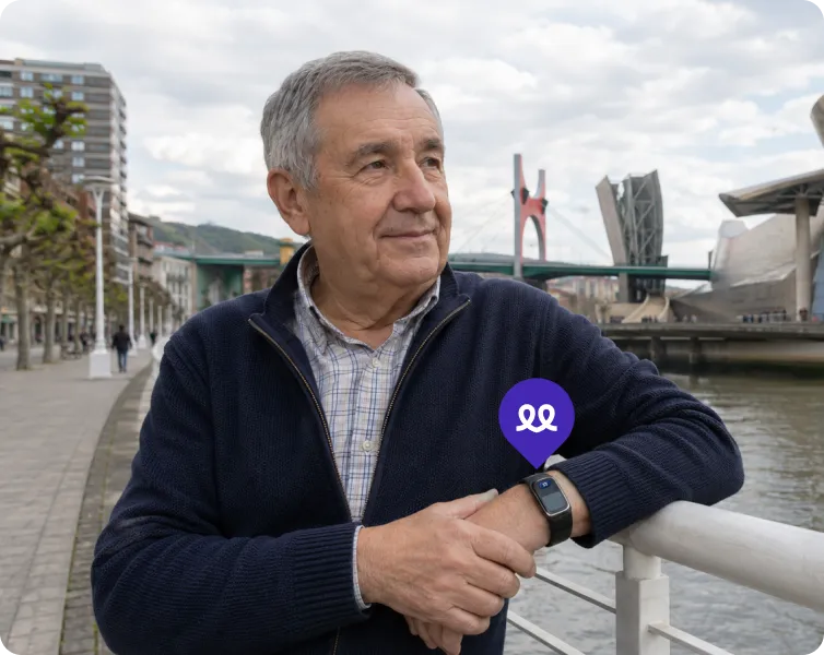 Persona mayor en Bilbao usando el reloj Durcal