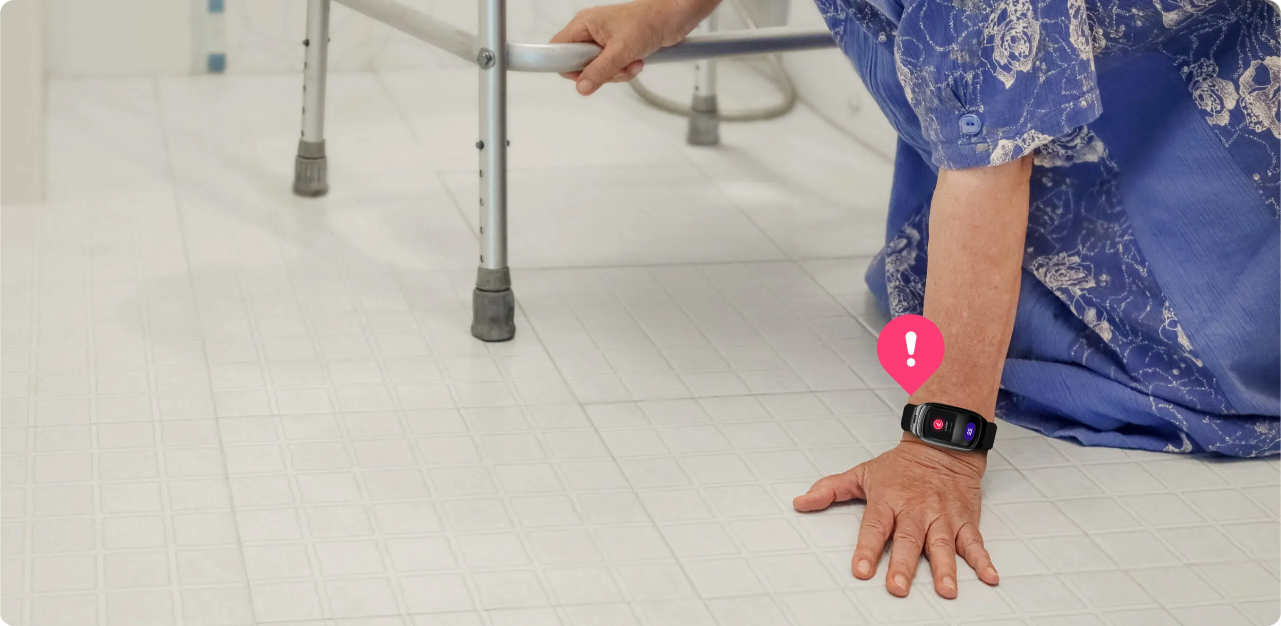 Escena de una caída accidental de una persona mayor en casa. El reloj inteligente Durcal en su muñeca muestra un aviso de alerta visual, ilustrando cómo el sistema detecta el impacto y se prepara para enviar una notificación de socorro a los familiares o servicios médicos.