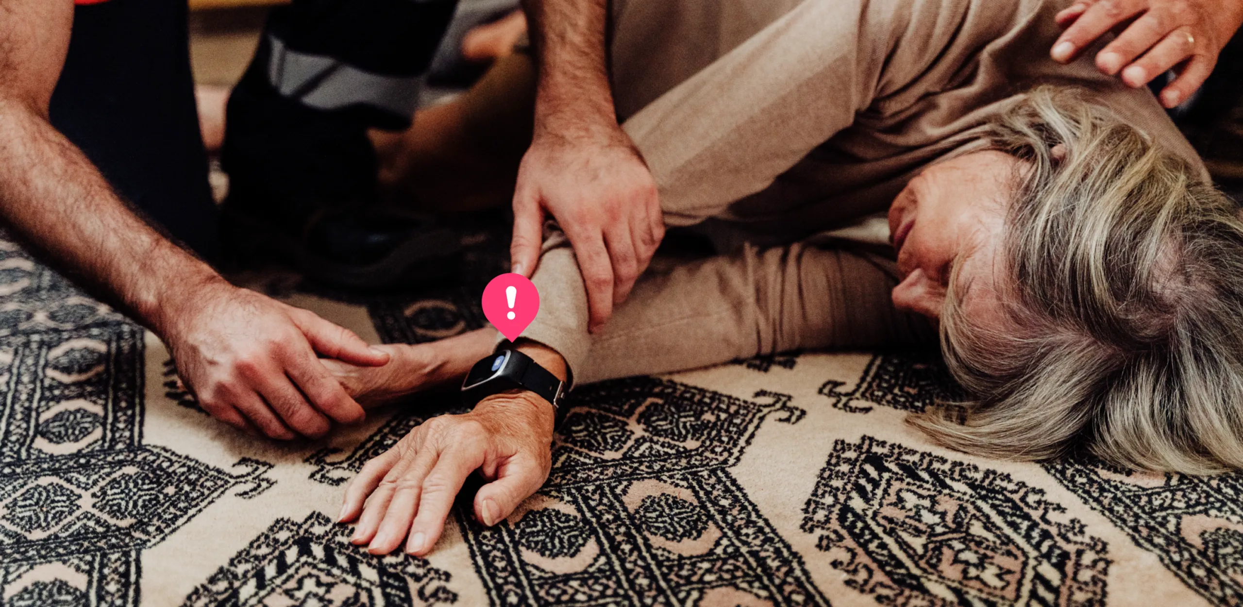 Mujer caida en el suelo recibiendo ayuda gracias al servicio Durcal