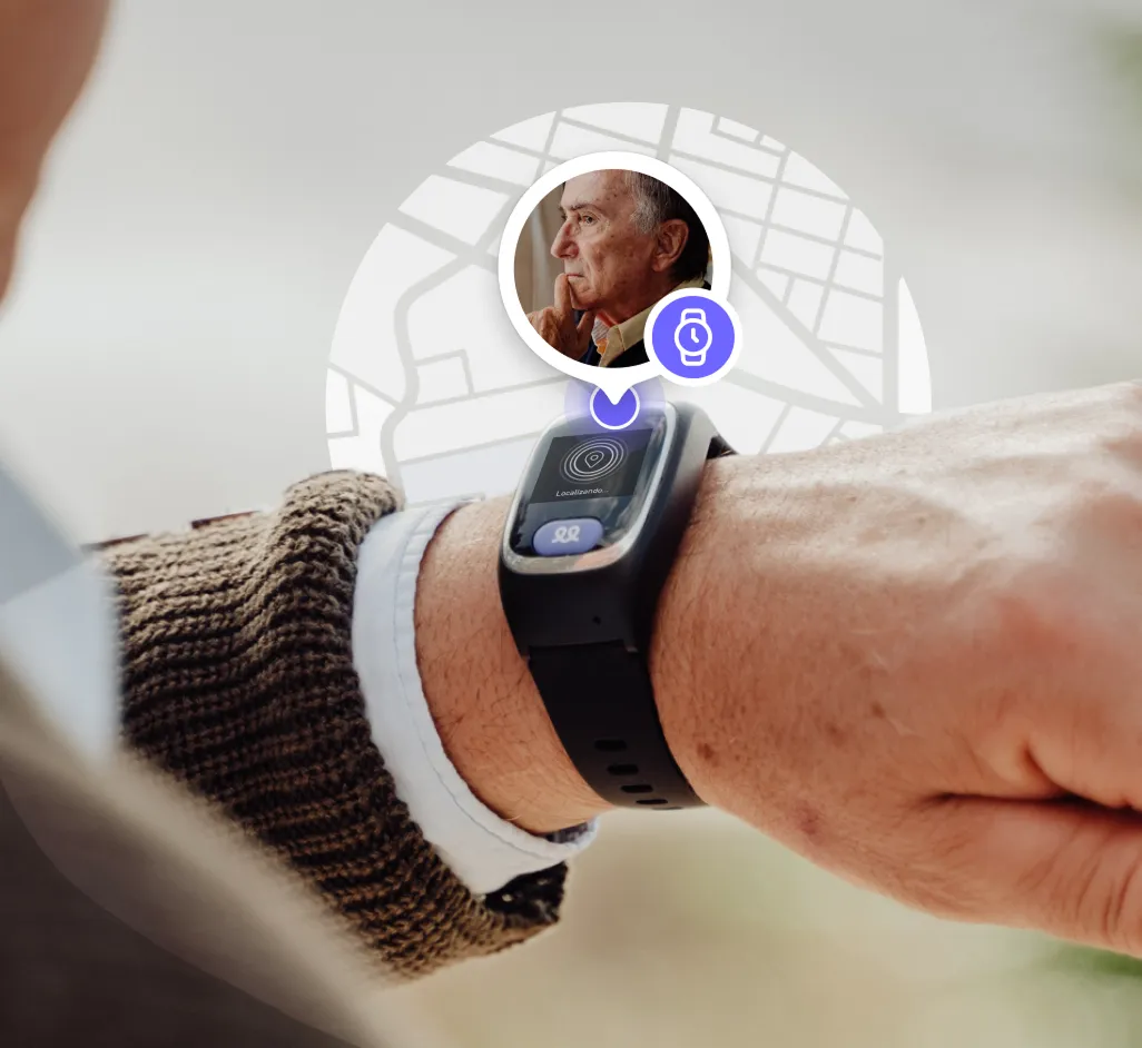 señor mayor von un reloj Durcal en su muñeca comunicando su geolocalización