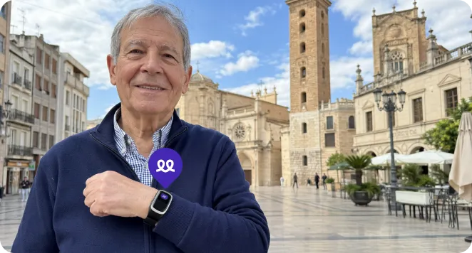 Persona mayor en Castellón usando el reloj Durcal