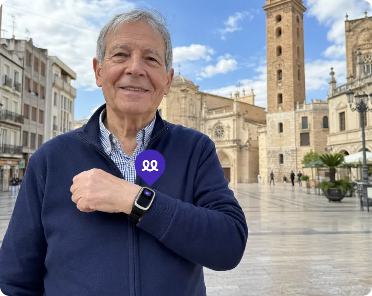 Persona mayor en Castellón usando el reloj Durcal