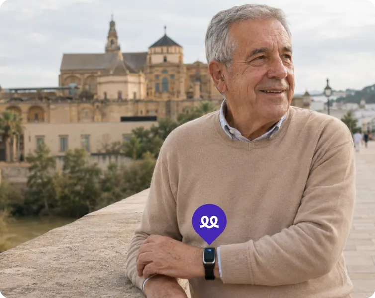 Persona mayor en Córdoba usando el reloj Durcal