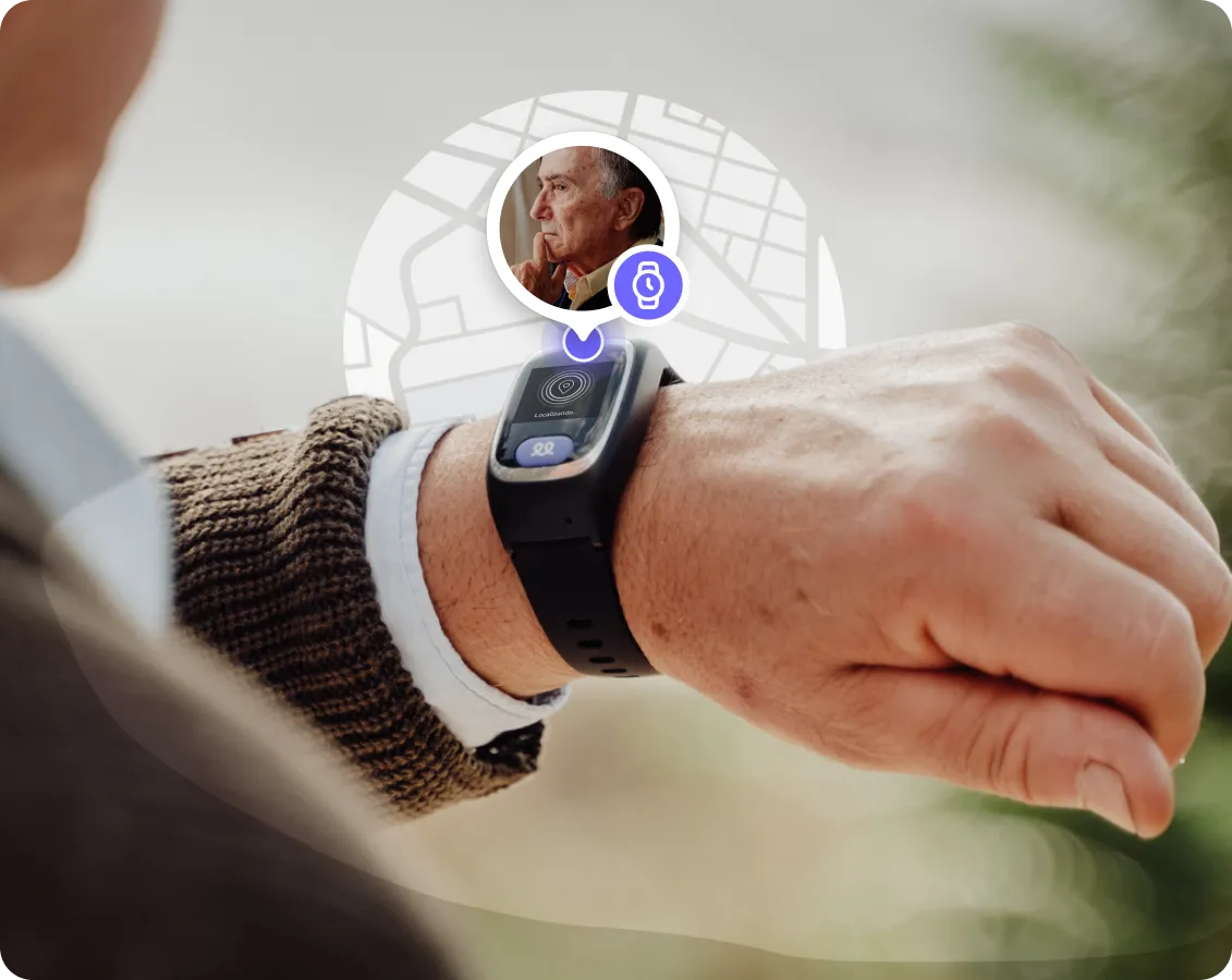 Primer plano del reloj inteligente Durcal en la muñeca de un usuario mayor, mostrando una interfaz con mapa de localización GPS en tiempo real y aviso de monitorización de ubicación activa para prevenir extravíos.