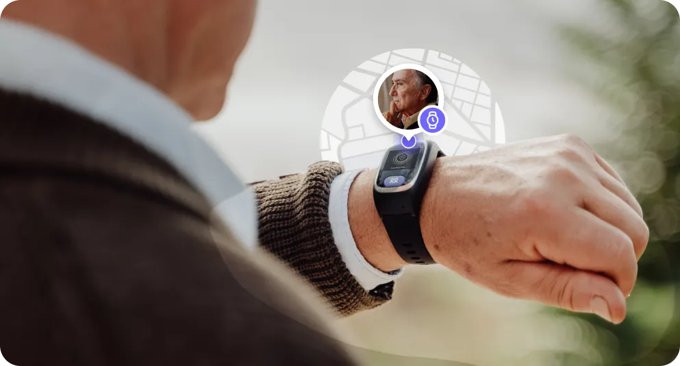 Primer plano del reloj inteligente Durcal en la muñeca de un usuario mayor, mostrando una interfaz con mapa de localización GPS en tiempo real y aviso de monitorización de ubicación activa para prevenir extravíos.