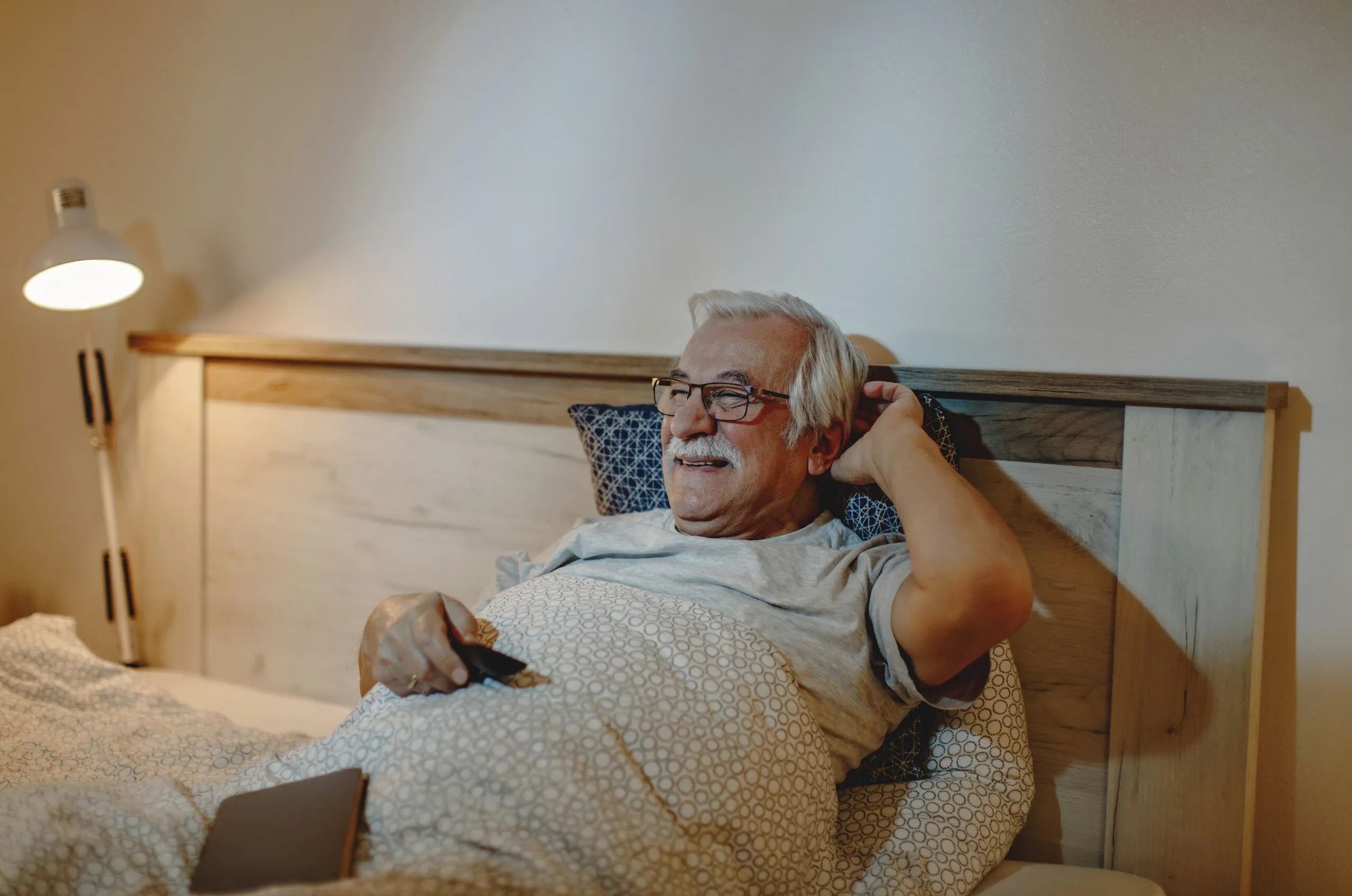 Señor mayor en la cama