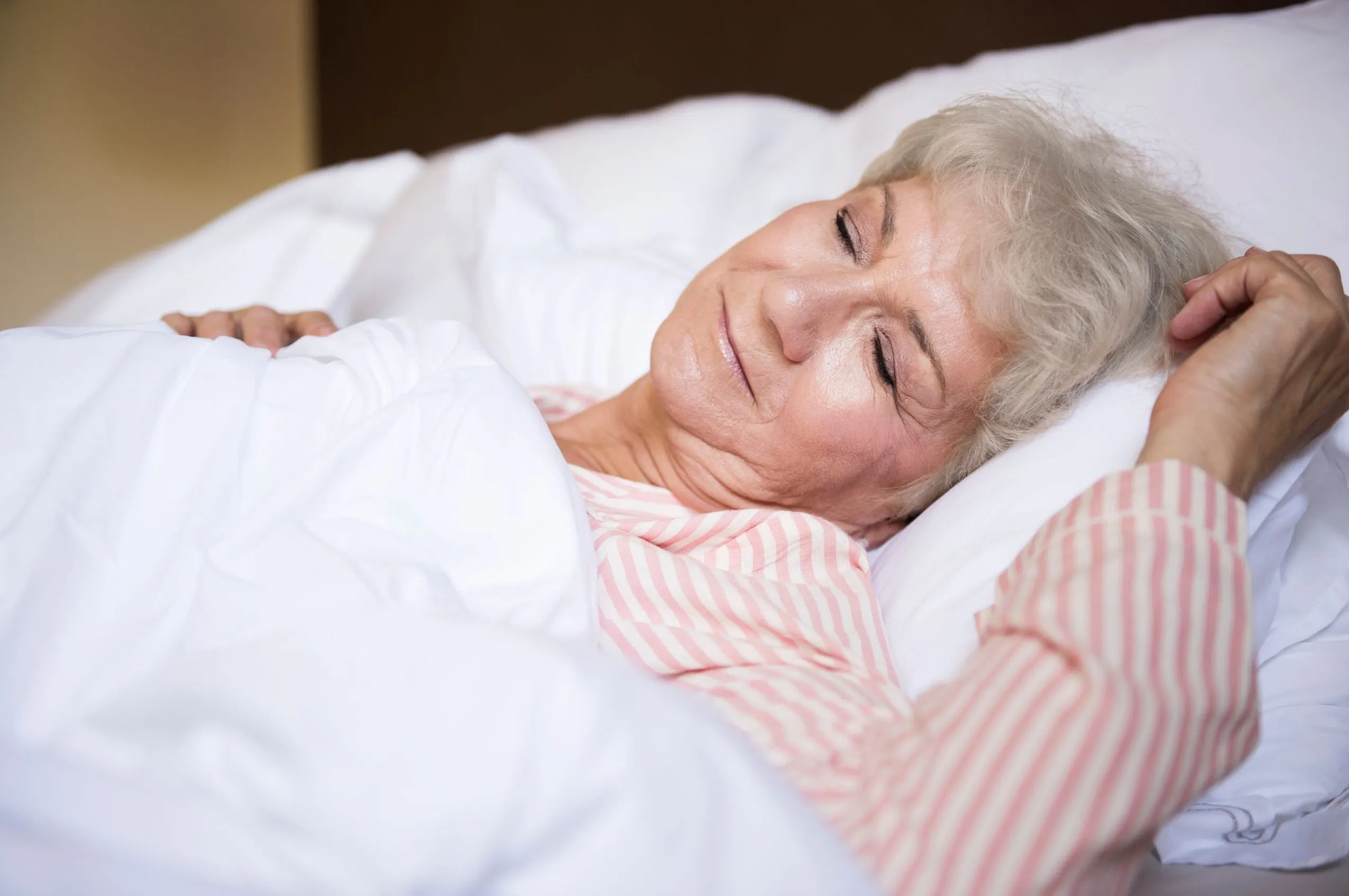 Señora mayor durmiendo en la cama