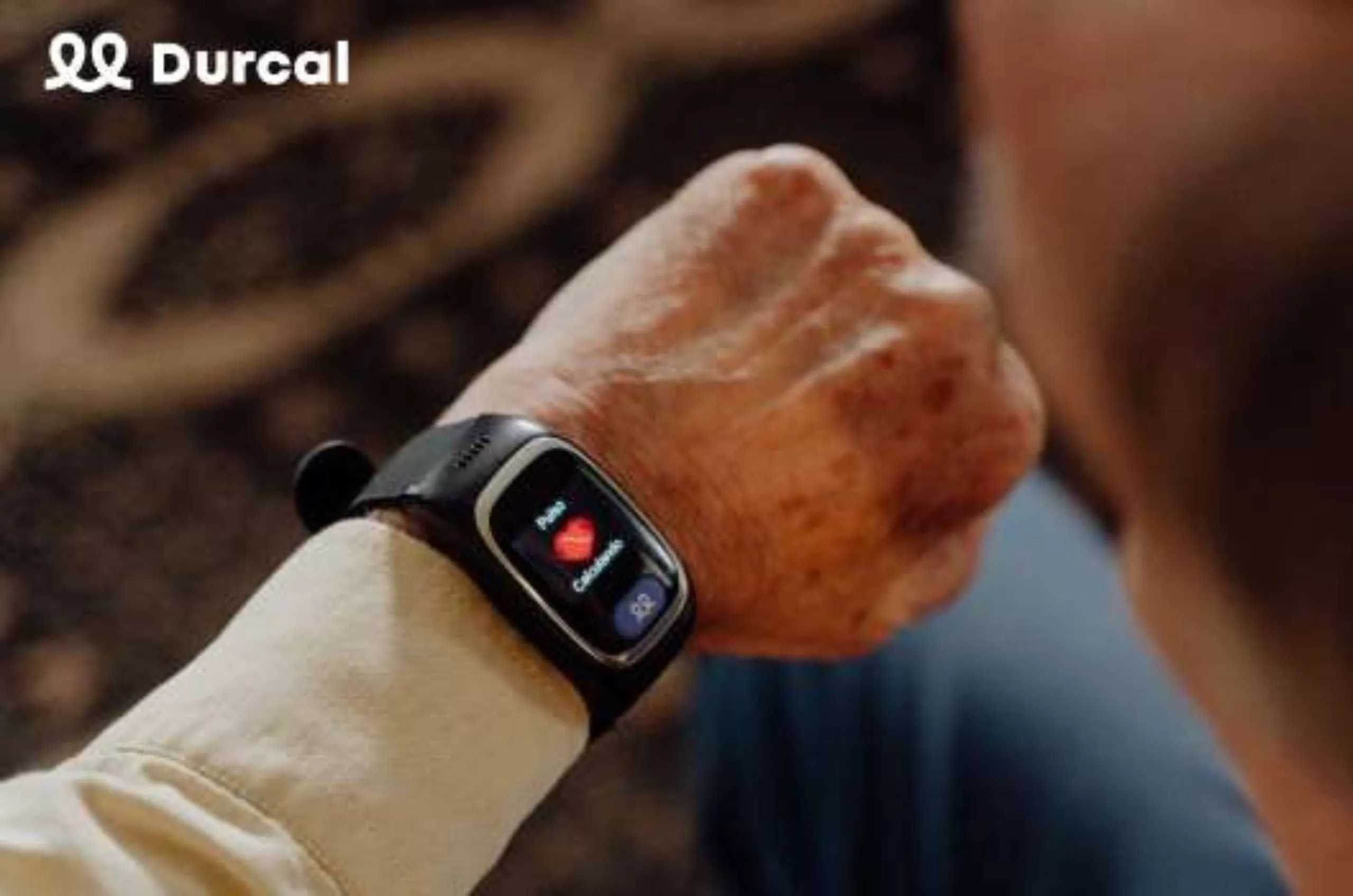 Señor mayor midiendo pulso con su reloj de teleasistencia Durcal