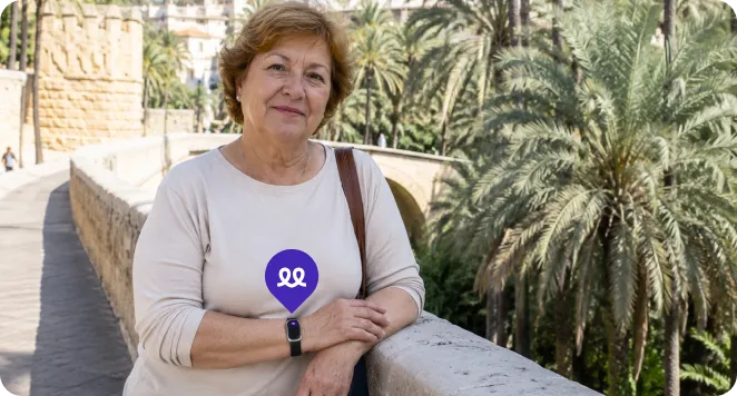 Persona mayor en Elche usando el reloj Durcal
