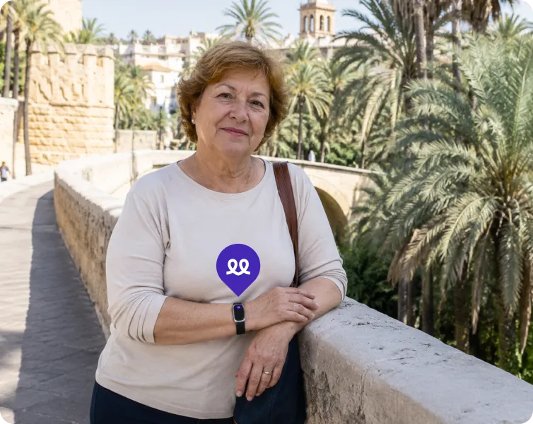 Persona mayor en Elche usando el reloj Durcal