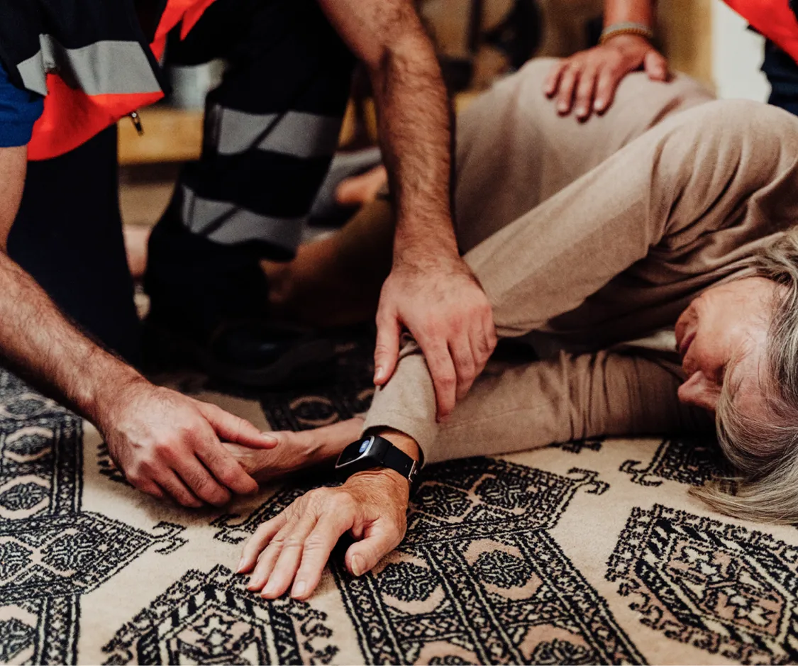 Mujer caida recibiendo ayuda de los servicios de emergencias gracias al servicios de teleasistencia Durcal