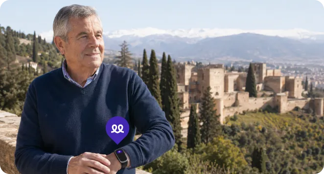 Persona mayor en Granada usando el reloj Durcal