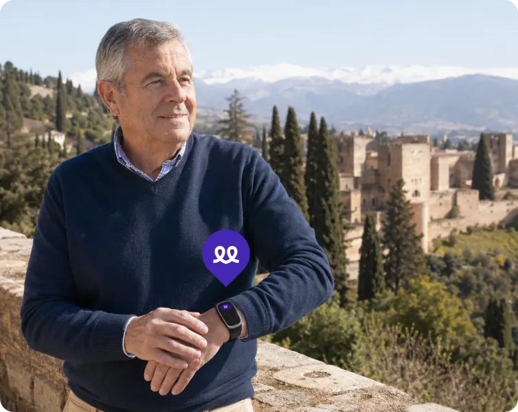 Persona mayor en Granada usando el reloj Durcal
