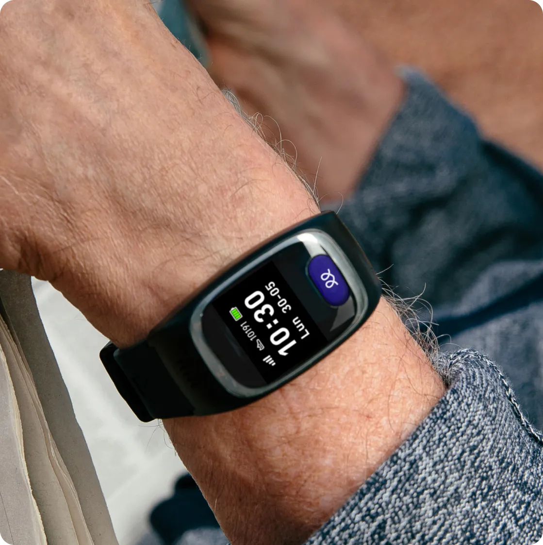 Plano detalle de un reloj inteligente Durcal para personas mayores. Se aprecia el diseño ergonómico de la correa negra y la interfaz de pantalla con números grandes y legibles, diseñada para facilitar la lectura y el acceso a los servicios de emergencia.