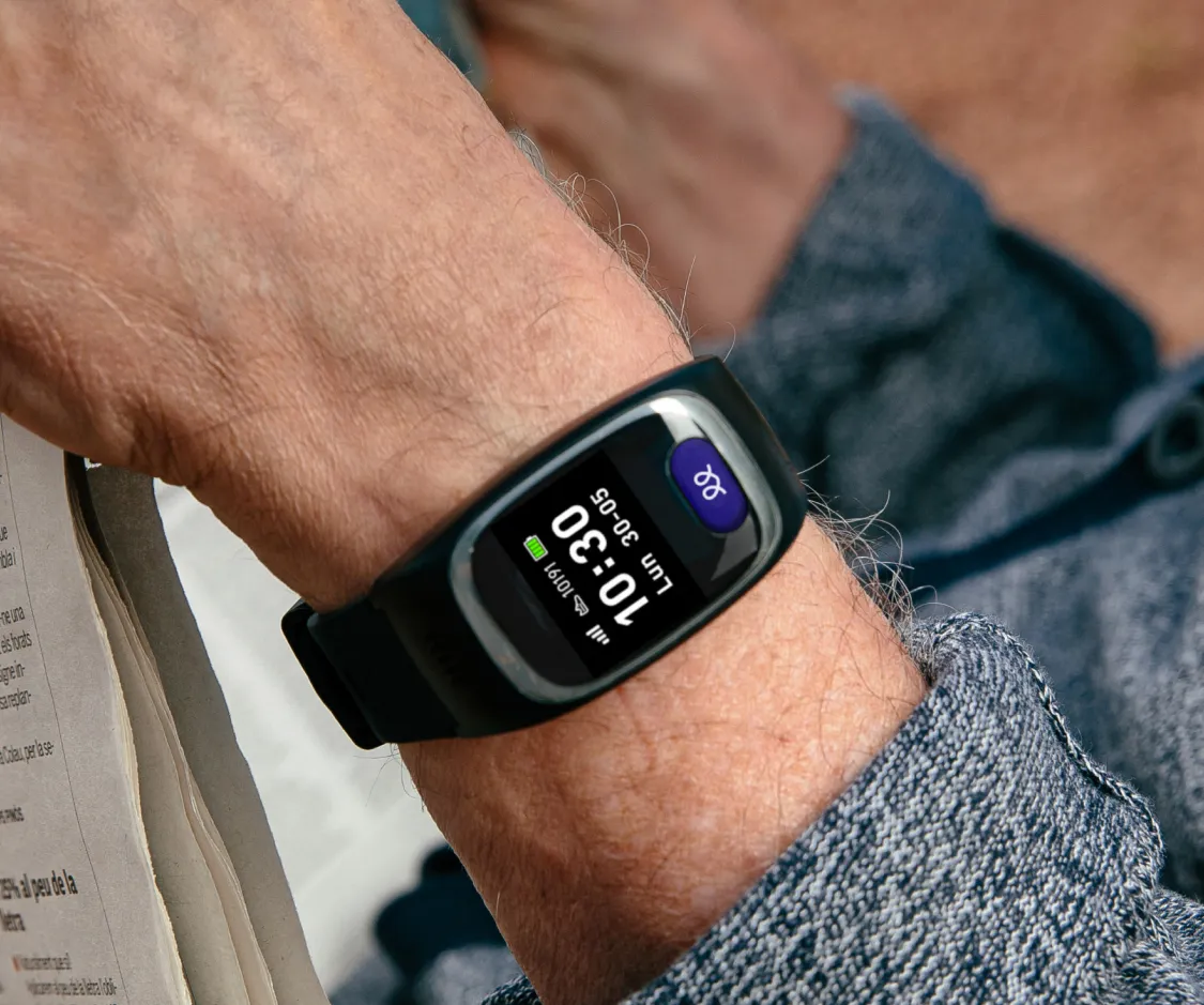 Plano detalle de un reloj inteligente Durcal para personas mayores. Se aprecia el diseño ergonómico de la correa negra y la interfaz de pantalla con números grandes y legibles, diseñada para facilitar la lectura y el acceso a los servicios de emergencia.