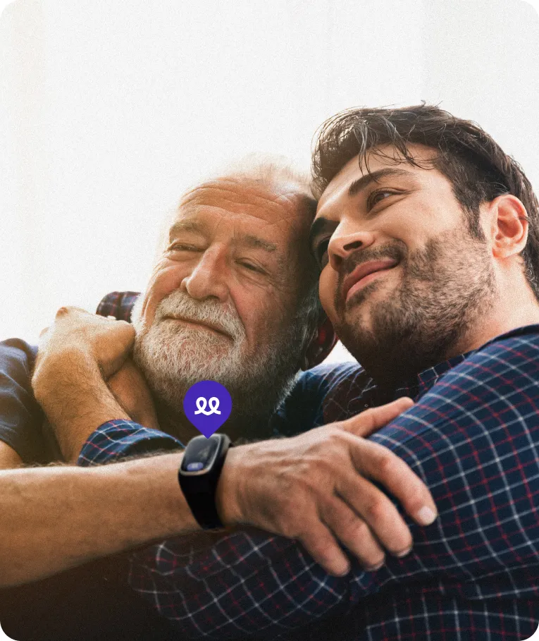 Imagen de un padre y un hijo abrazados donde destaca el uso del reloj inteligente Durcal para personas mayores. El dispositivo se muestra como una herramienta clave para el cuidado y la localización de seres queridos en el hogar.