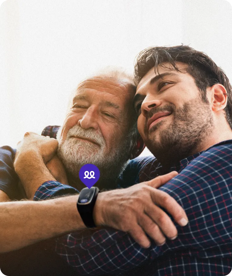 Imagen de un padre y un hijo abrazados donde destaca el uso del reloj inteligente Durcal para personas mayores. El dispositivo se muestra como una herramienta clave para el cuidado y la localización de seres queridos en el hogar.