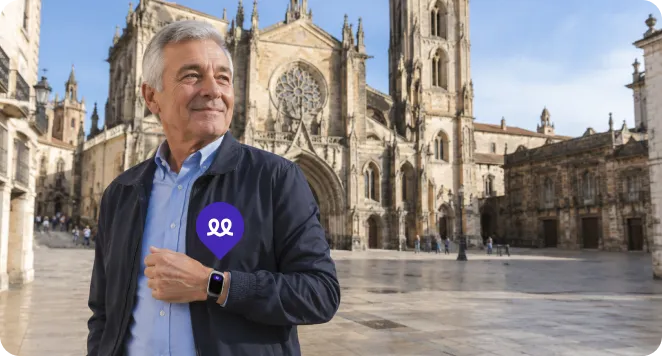 Persona mayor en Oviedo usando el reloj Durcal