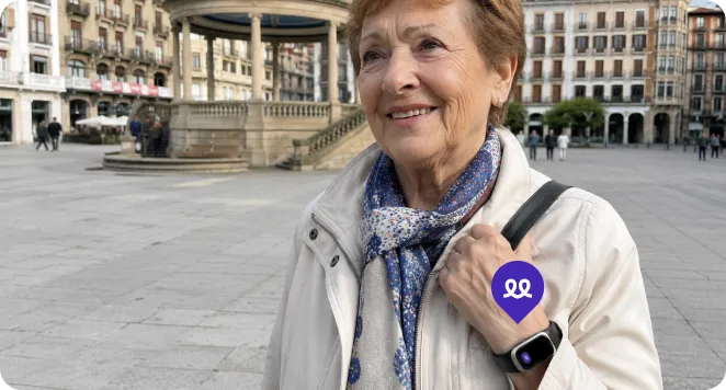 Persona mayor en Pamplona usando el reloj Durcal