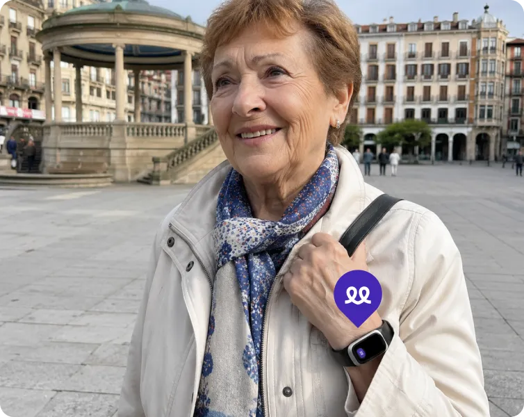 Persona mayor en Pamplona usando el reloj Durcal