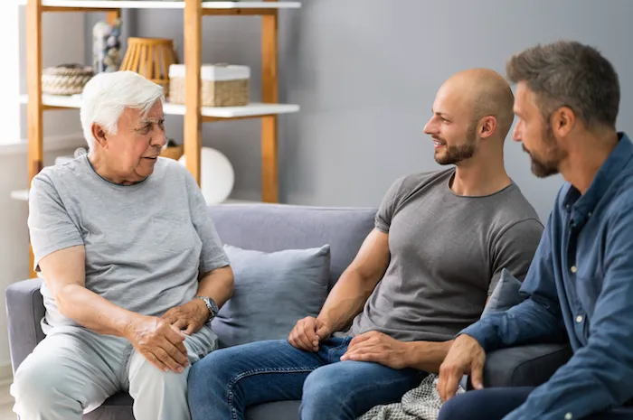 Por qué algunos ancianos repiten las cosas y cómo ayudar