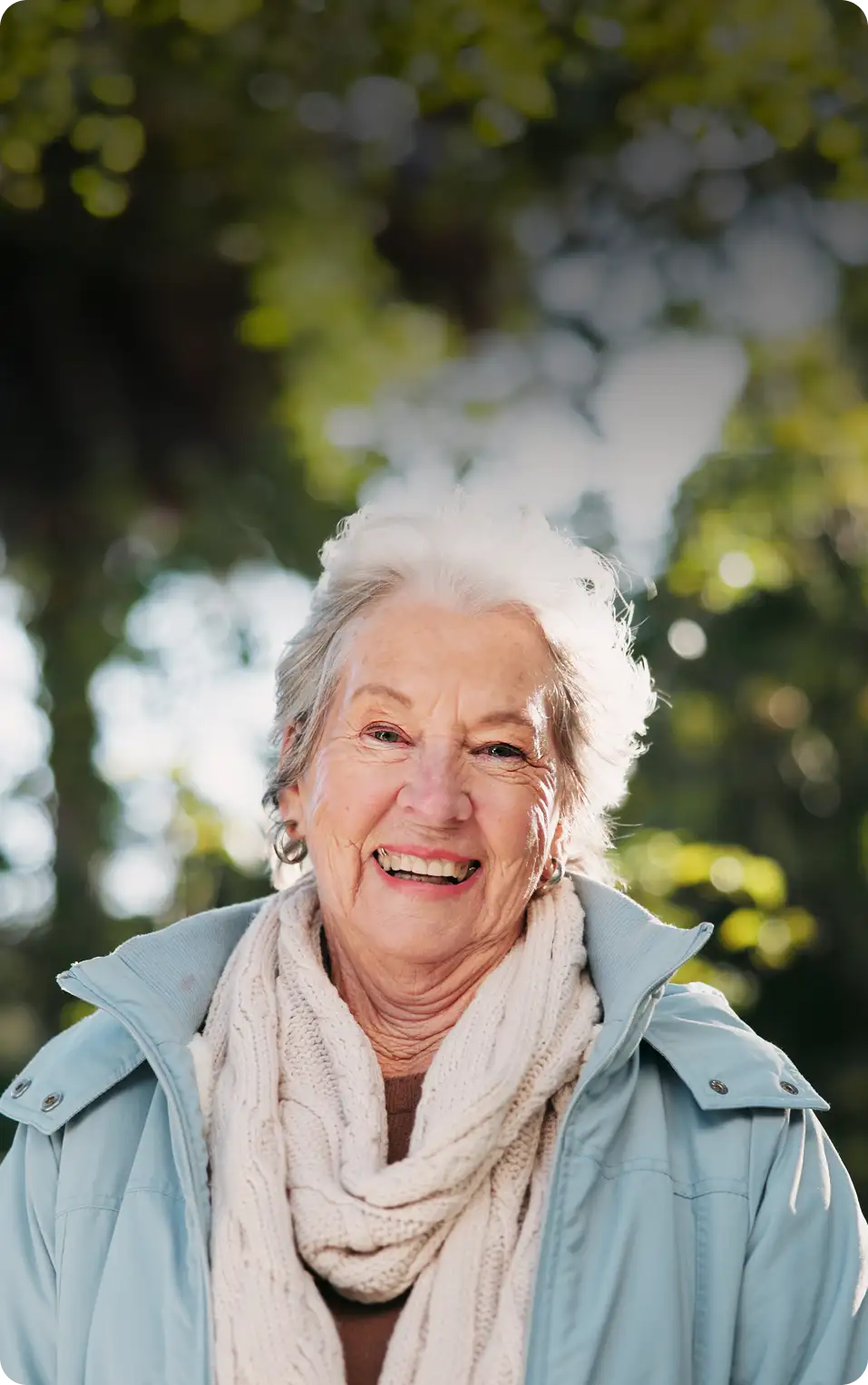 Personas mayores disfrutando en la playa