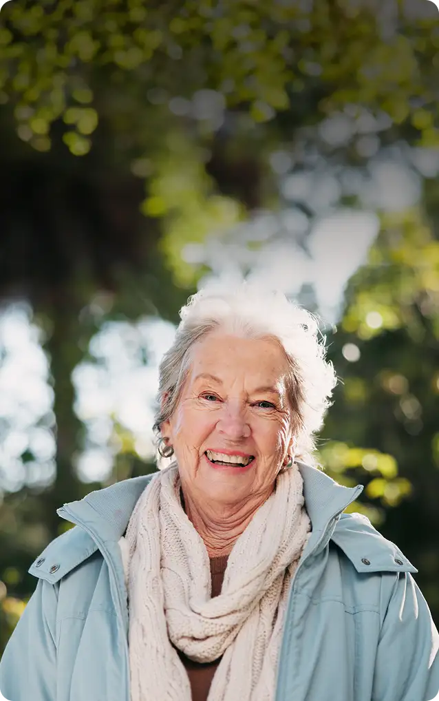 Personas mayores disfrutando en la playa