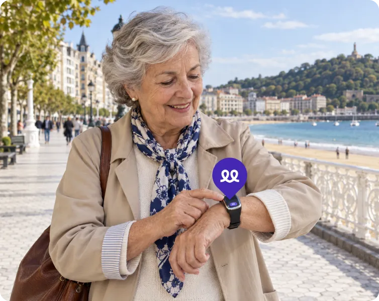 Persona mayor en San Sebastián usando el reloj Durcal