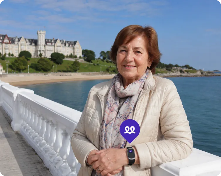 Persona mayor en Santander usando el reloj Durcal