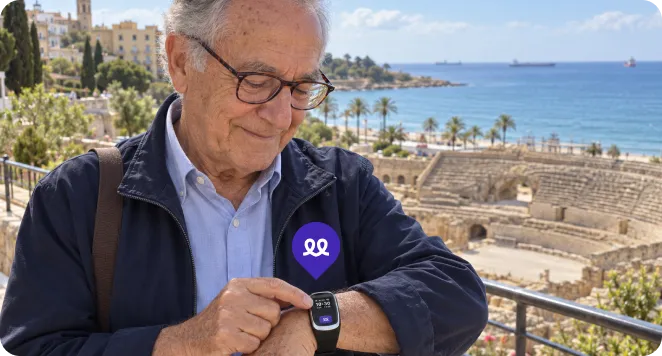 Persona mayor en Tarragona usando el reloj Durcal