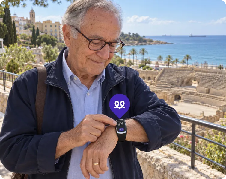 Persona mayor en Tarragona usando el reloj Durcal