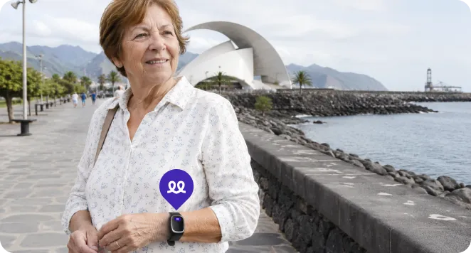 Persona mayor en Tenerife usando el reloj Durcal