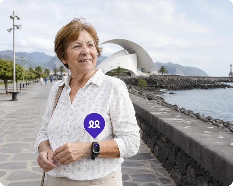Persona mayor en Tenerife usando el reloj Durcal