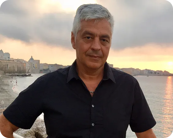 Foto de un hombre con canas de mediana edad