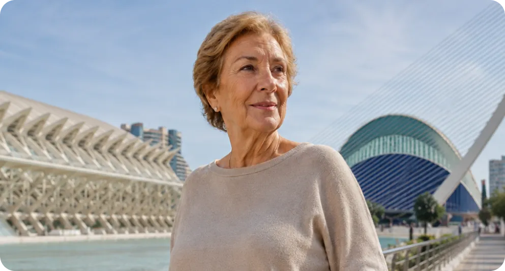Perosna mayor usando la Teleasistencia Durcal en Valencia