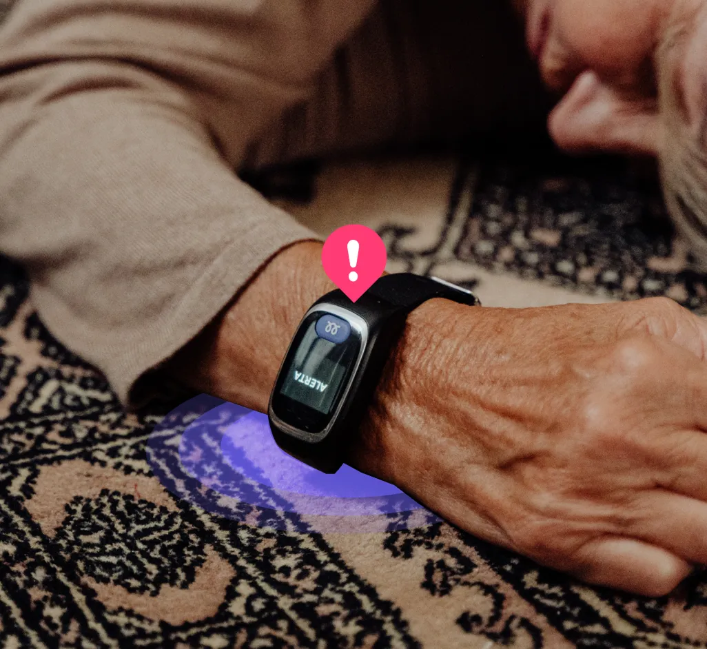 Mujer mayor que se ha desmayado con reloj Durcal en primer plano enviando emergencia a Prosegur Alarmas