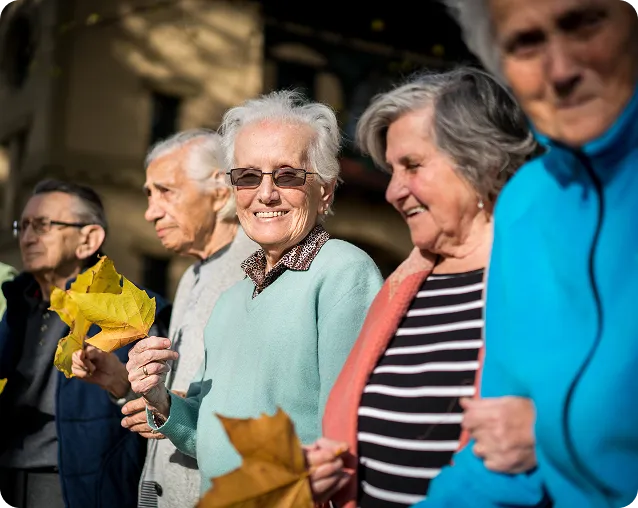 Pareja mayor cogida de la mano