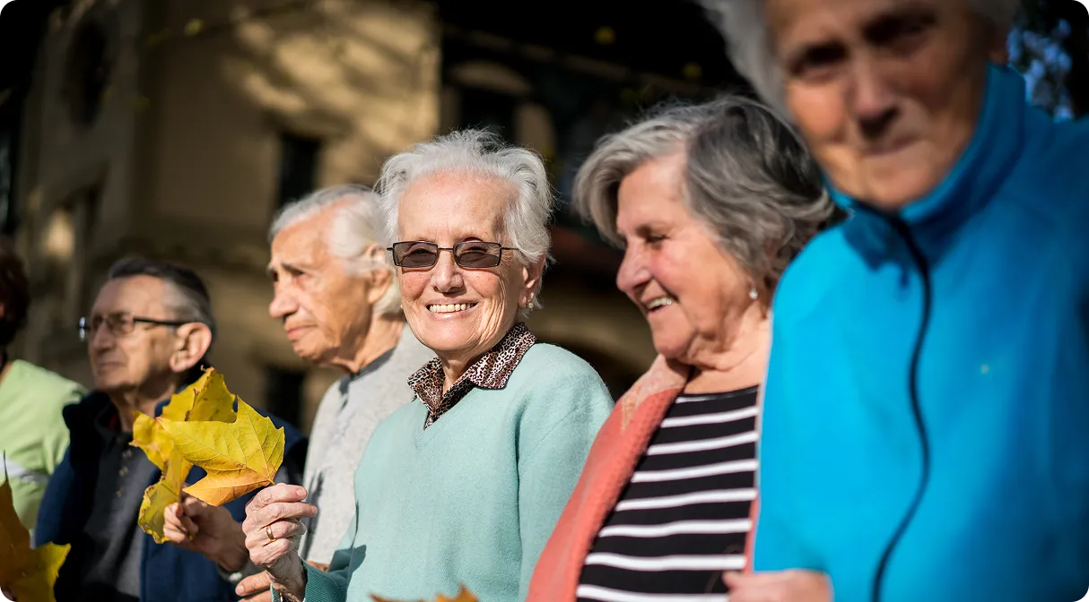 Pareja mayor cogida de la mano
