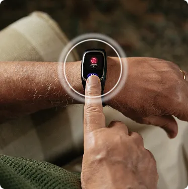 señor mayor pulsando el boton sos del servición de teleasistencia durcal