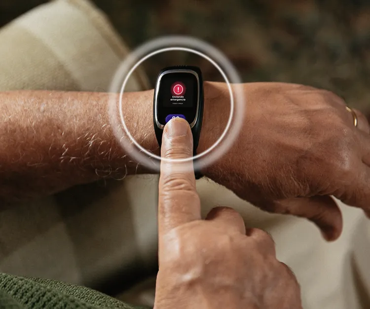 señor mayor pulsando el boton sos del servición de teleasistencia durcal