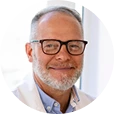 Foto del Dr. Juan Hechavarria, experto en geriatría y telemedicina, con fondo claro
